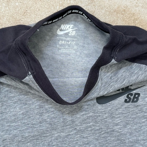 Nike SB Logo 3/4 Sleeve T-shirt
Size: Small 
Color: Grey - Picture 3 of 5
